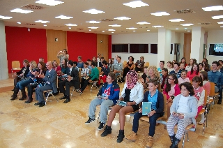 Alumnos del Centro de Educación Infantil y Primaria La Asomada de Cartagena y del Instituto de Educación Secundaria Luis Manzanares de Torre Pacheco, durante la presentación 